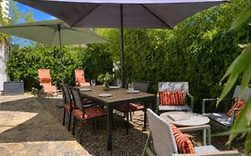 Sanary-sur-Mer, T2 avec jardin et parking gratuit, 2 min centre, climatisation, bastide 1900